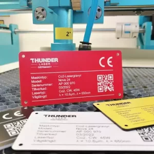 Maskinskylt av plastlaminat. Lasergravyr